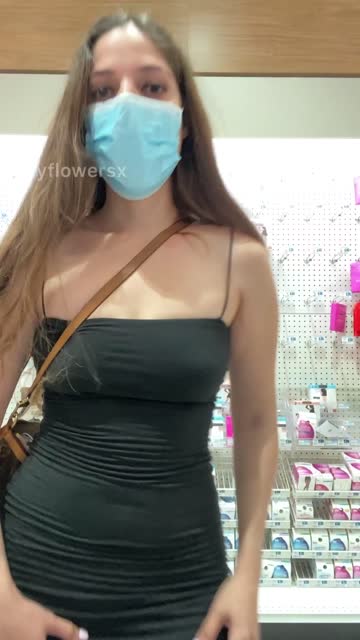pussy flashing grocery store 