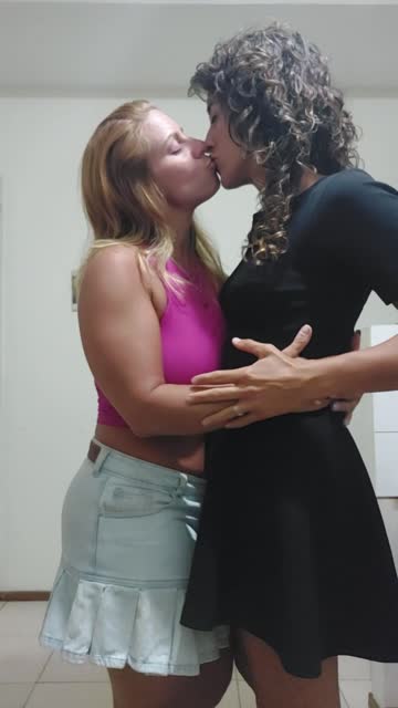 kissing milf blonde free porn video