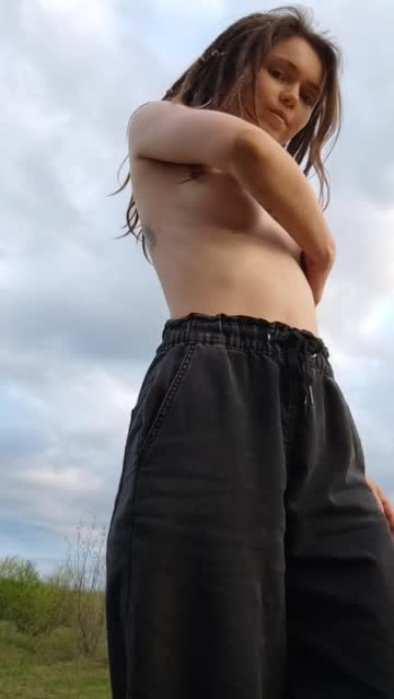 dancing small tits outdoor 