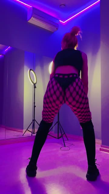 blonde twerking model nsfw video