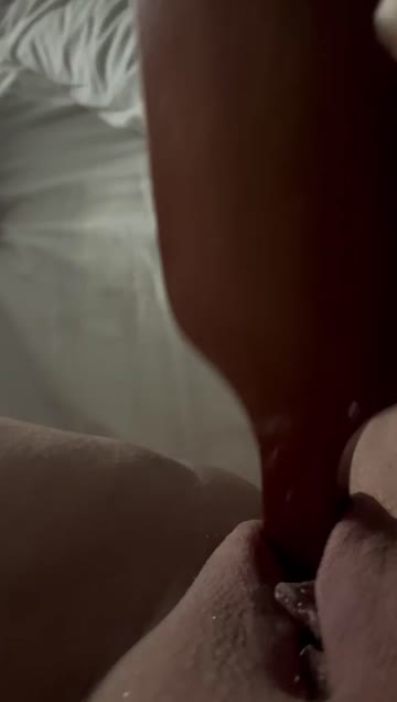 hairbrush masturbating amateur pussy 
