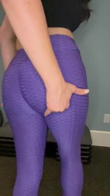 ass milf bouncing leggings ass clapping bending over hot video