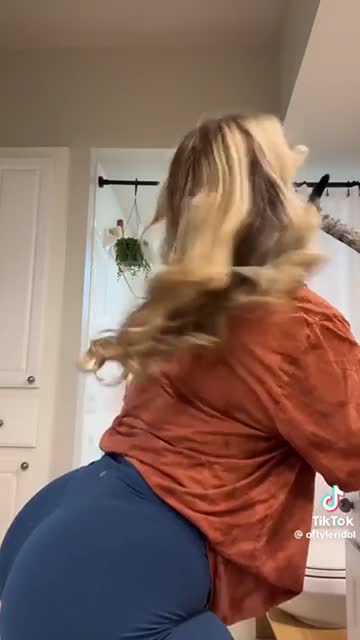 pawg white girl twerking big ass ass 