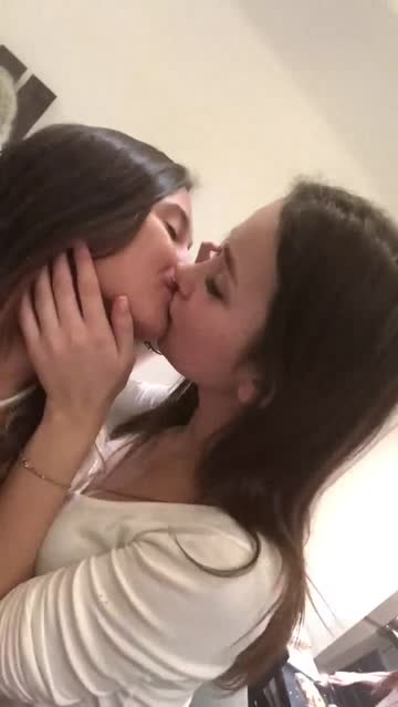lesbians threesome kissing porn video