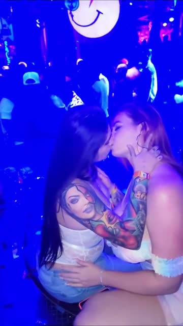 kissing french kissing lesbian xxx video