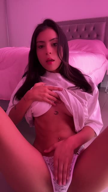 latina brunette solo 