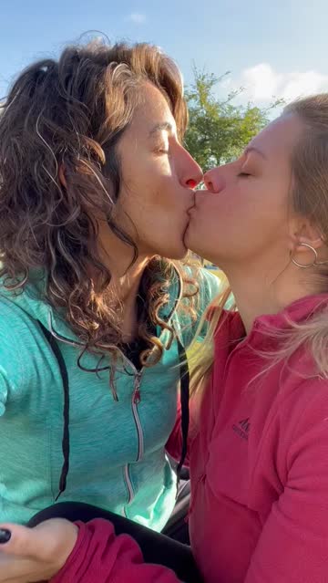 french kissing lesbian kissing 