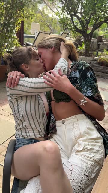 french kissing girls blonde 