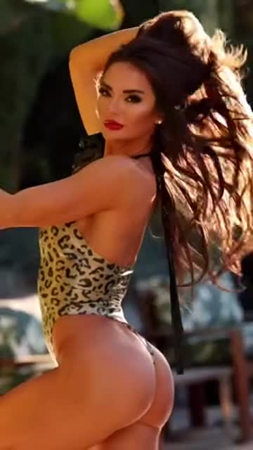 brunette big tits big ass dancing muscular girl american heels nsfw video