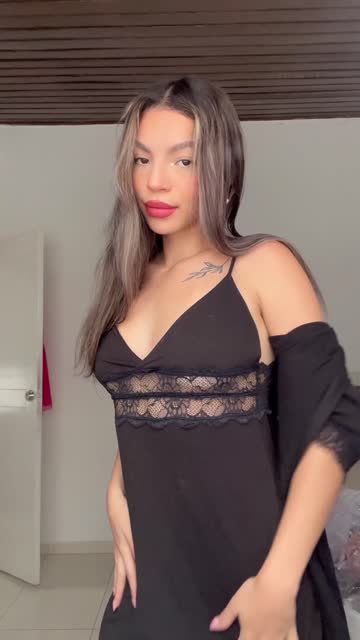 latina solo brunette 