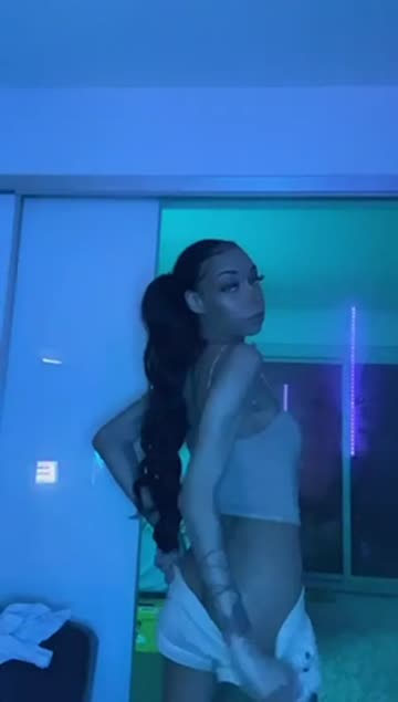 shaking latina undressing twerking ass hot video