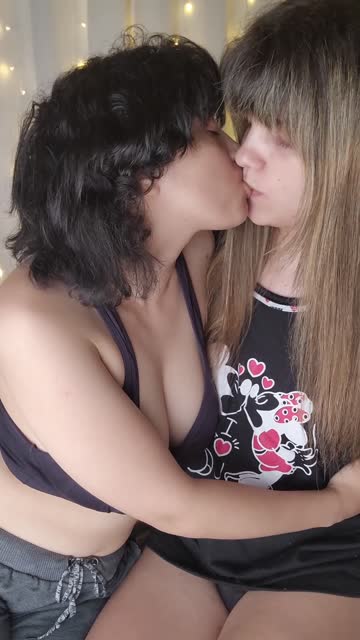 kiss kissing cute lesbian free porn video