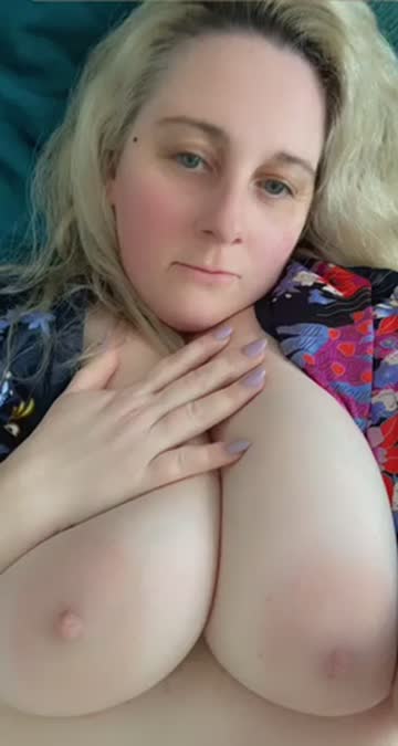 rubbing boobs bouncing tits 