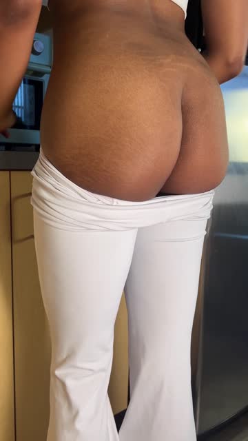 amateur bubble butt ebony feet 