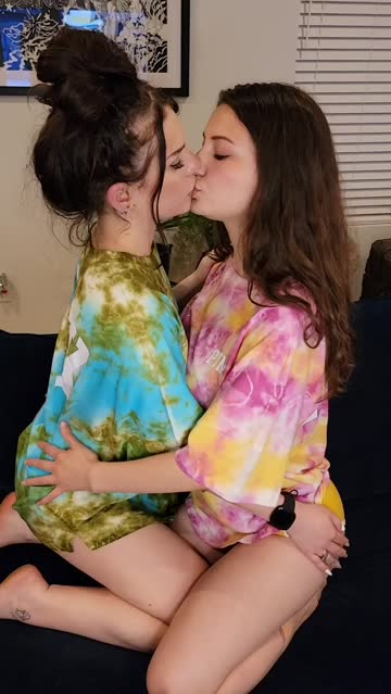 lesbian kissing cute xxx video
