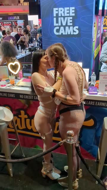 kissing lesbians french kissing lesbian 