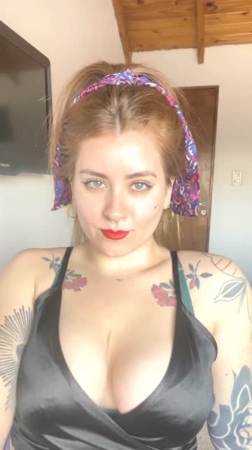 milf big tits masturbating two hands sex video